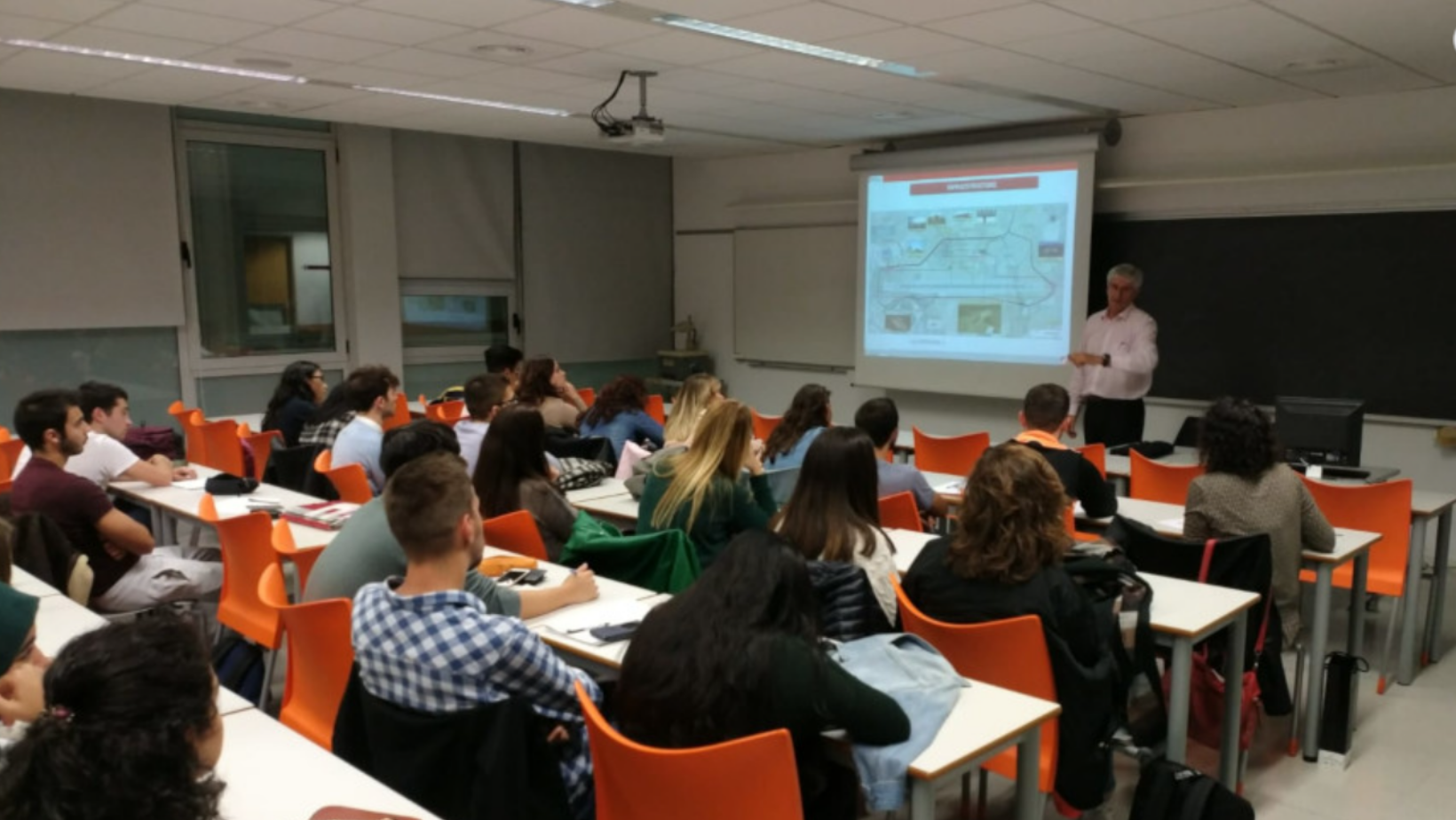 210609_Classe del grau de Turisme abans de la pandèmia